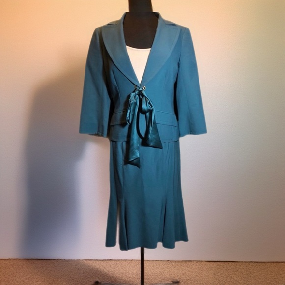 Trina Turk feminine Suit with matching satin adjustable belt Size 8 dark teal. - Picture 1 of 14